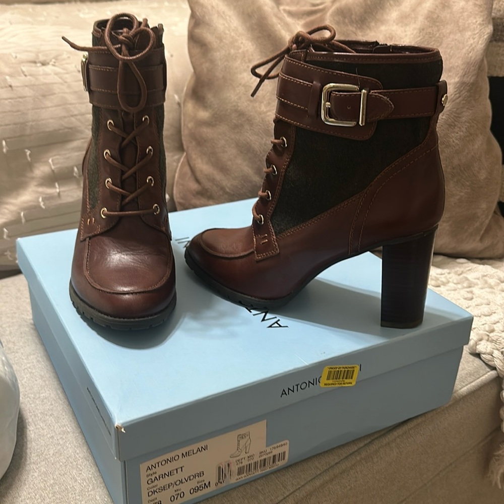 Antonio Melani women’s heeled boot Sz 9.5
Brown and Dark Olive w/gold hardware